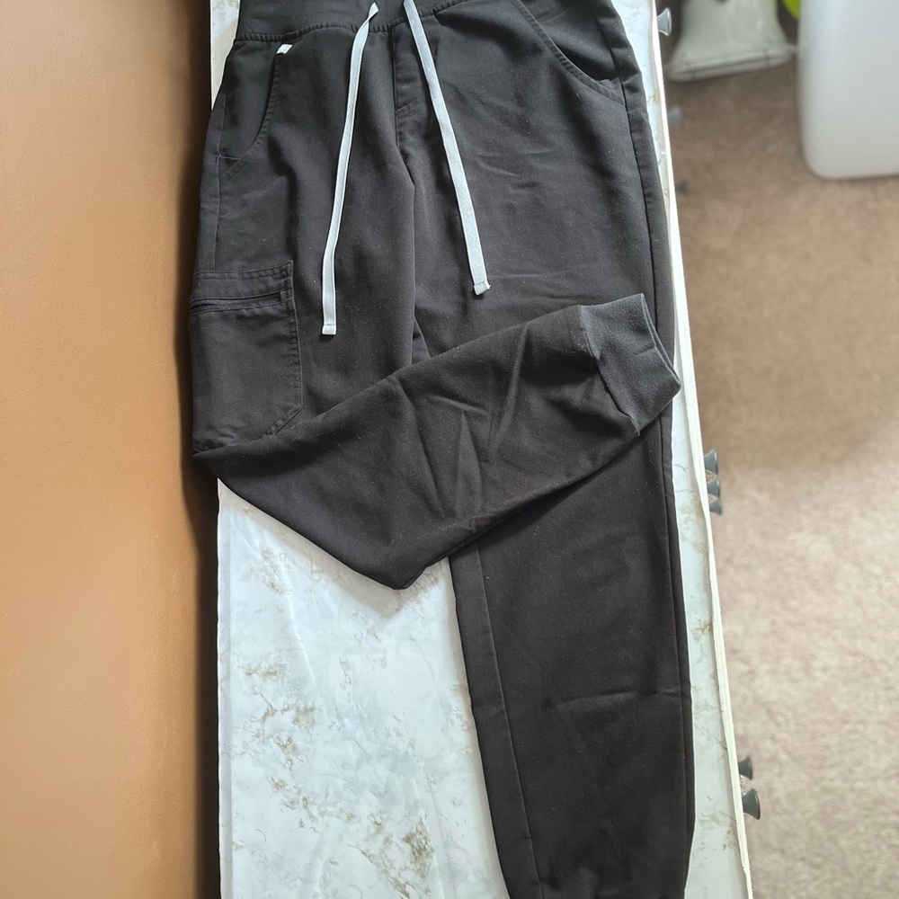 FIGS clothing 22-pocket Jogger Scrub Pants in Black